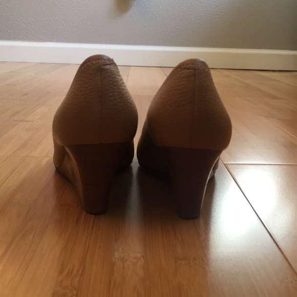 Tory Burch Logo Leather Peep Toe Wedges - Picture 4 of 9